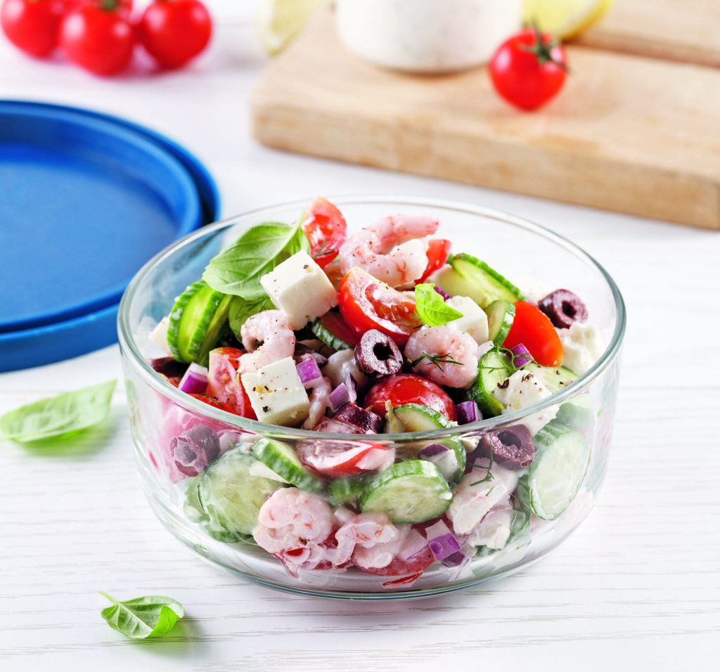 Délicieuse salade crémeuse de tomates et crevettes
