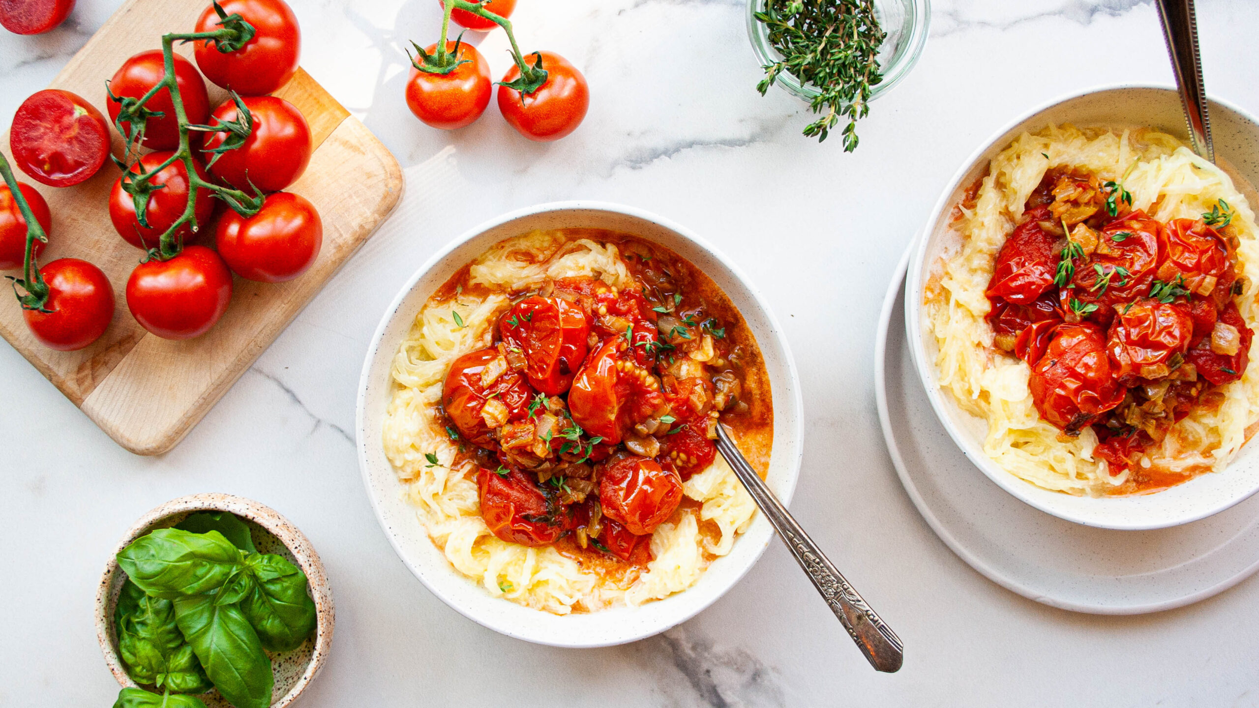 Photo d'une table avec des bols rempli de courge spaghetti crémeuse avec une sauce aux tomates cocktail de SAVOURA