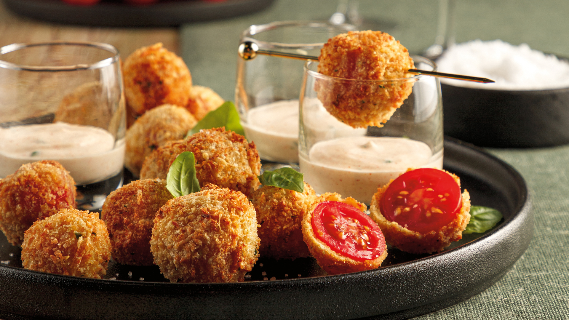 Assiette de tomates cerises SAVOURApanées et de sauce au yogourt dans un décor des fêtes