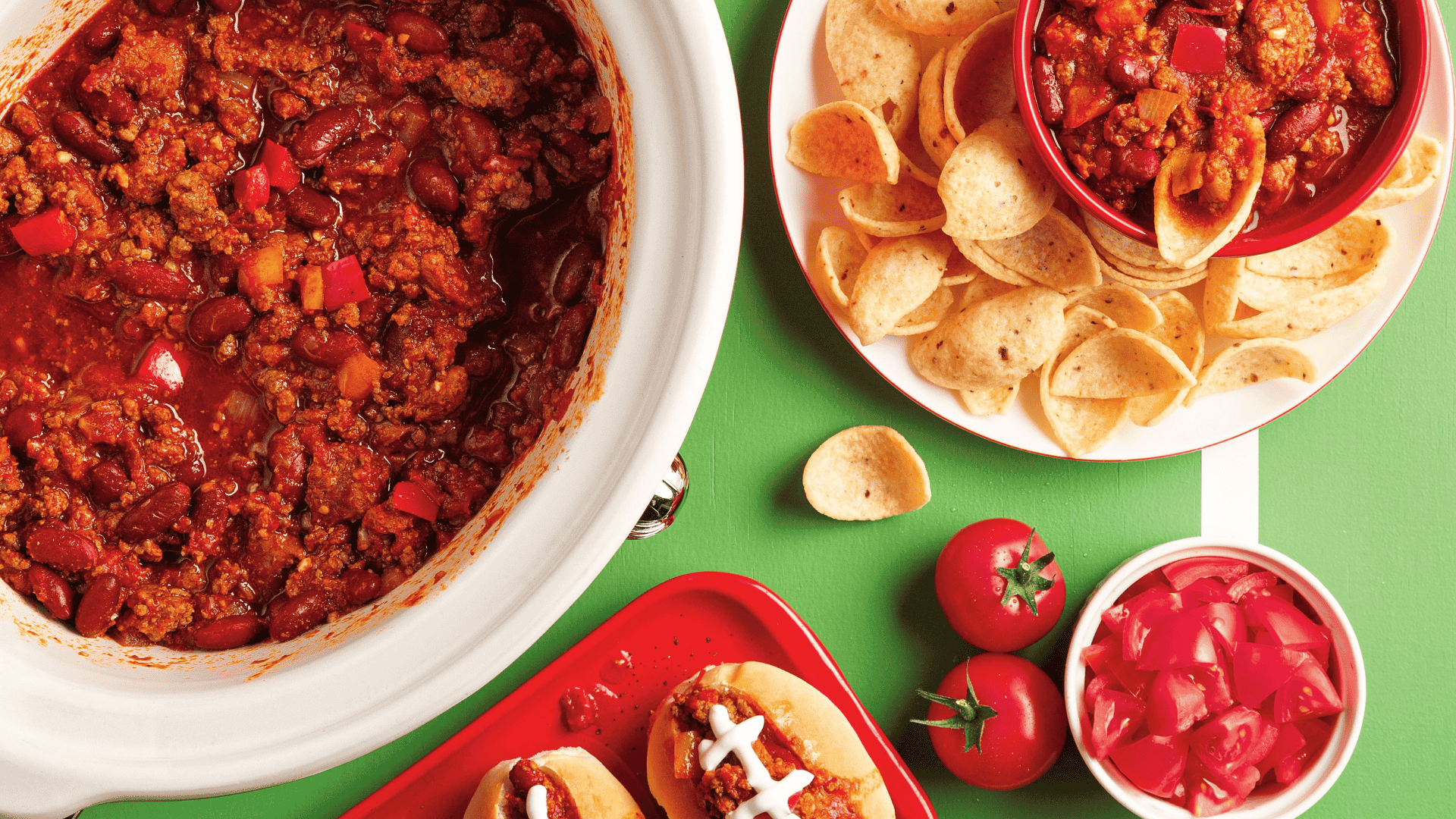 Mijoteuses, salsa et tomates dans un décor du Super Bowl.