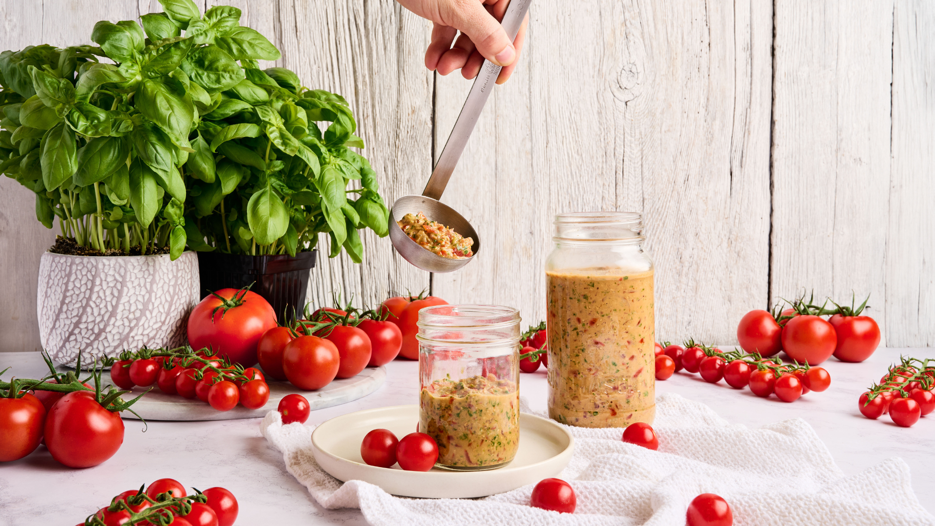 Recette de pesto de tomates dans un décor lifestyle