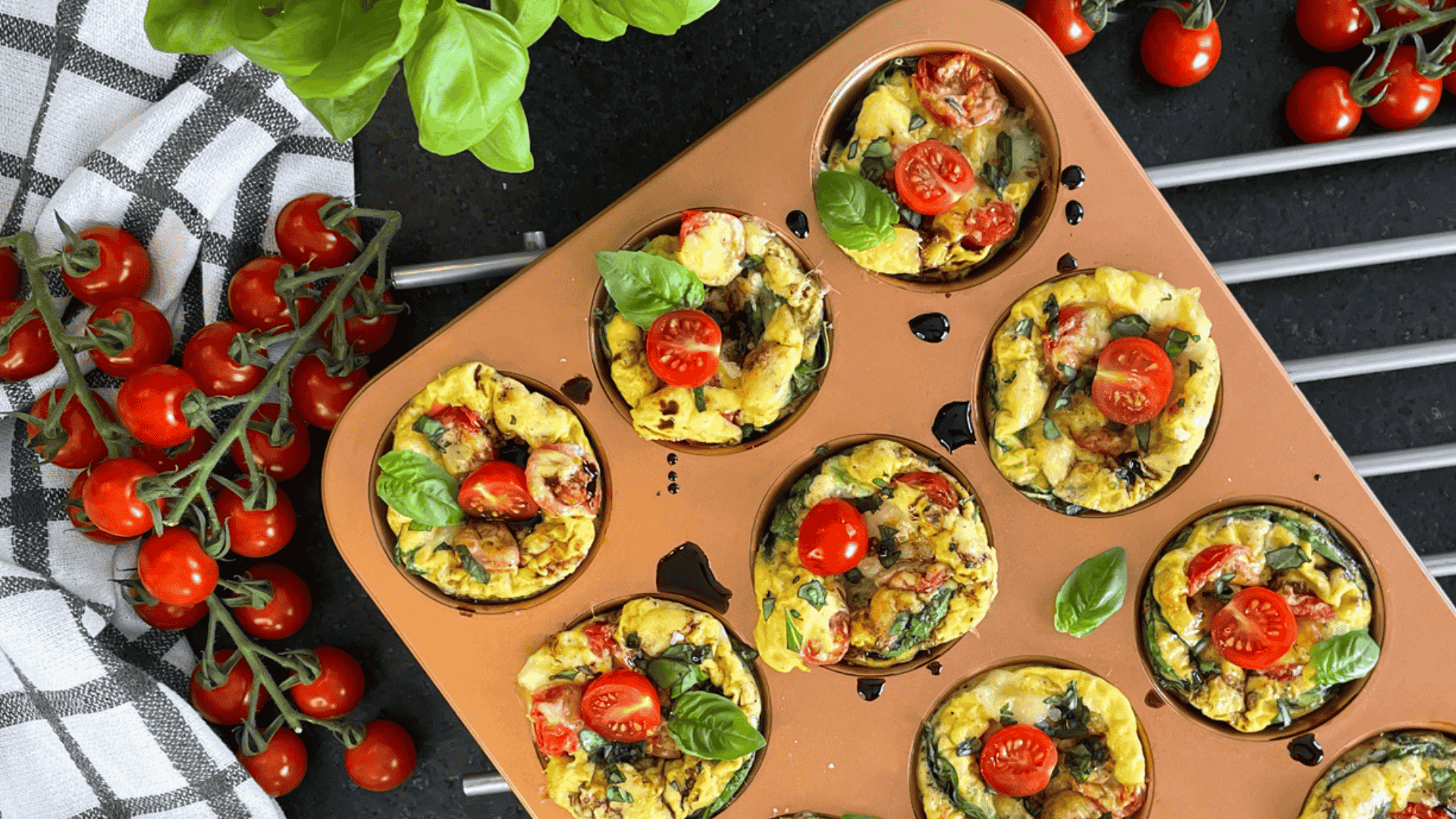 Bouchées oeuf, tomates, fromage et basilic pour la fête des mères.
