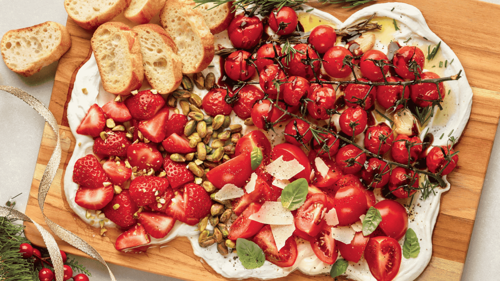 Whipped Goat Cheese Board with Confit Tomatoes and Strawberries | 5 ingrédients, 15 minutes