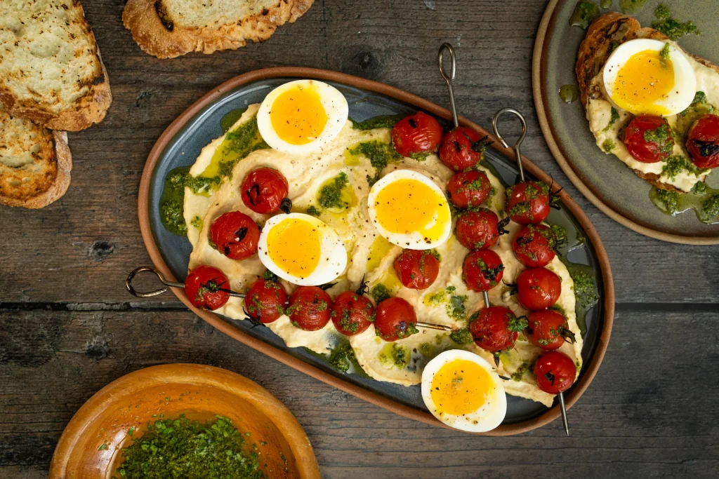 Brochettes de minis tomates grillées, hummus et œufs coulants